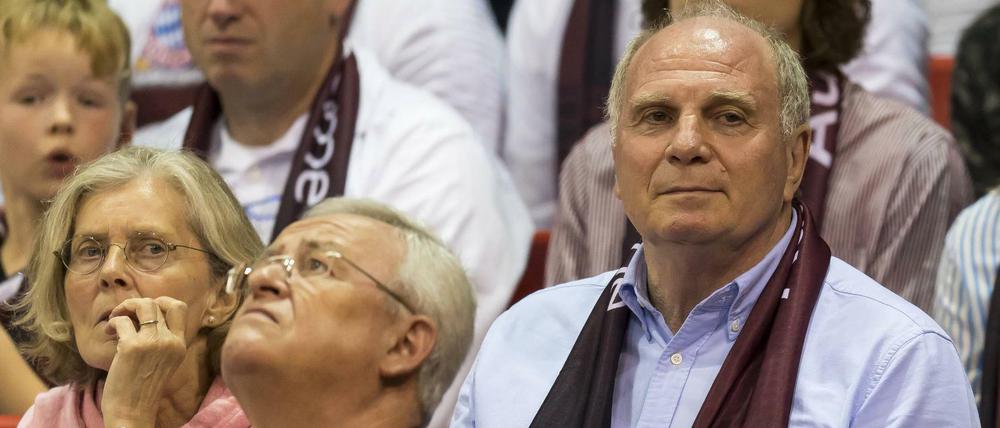 Bayern-Präsident Uli Hoeneß neben Ehefrau Susanne und hinter Ex-VW-Chef Martin Winterkorn beim Halbfinalspiel gegen Bamberg.