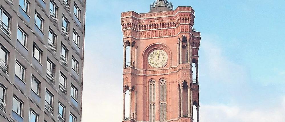 Das Rote Rathaus und seine defekte Uhr.