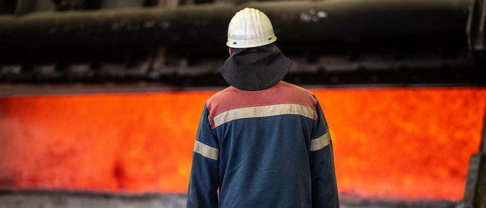 Ein Mitarbeiter der Trimet Aluminium SE vor einem Schmelzofen in Essen