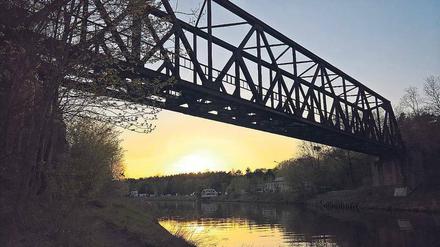 Ende in Sicht. Die Brücke der alten Friedhofsbahn über den Teltowkanal.