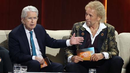 Die große-Dino-Show. „Wetten, dass..?“-Erfinder Frank Elstner (links) plaudert mit Moderator Thomas Gottschalk.
