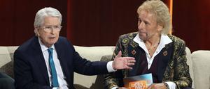 Die große-Dino-Show. „Wetten, dass..?“-Erfinder Frank Elstner (links) plaudert mit Moderator Thomas Gottschalk.