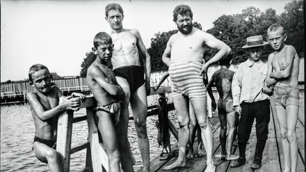 Mitten im prallen Leben, 1901. Heinrich Zilles Badehose spannte leicht im Freibad Kochsee, wo er zwischen seinen Söhnen und anderen Gästen stand. Für den Badeausflug brauchte seine Familie nicht weit zu laufen: Das längst zugeschüttete Freibad lag an der Sophie-Charlotten-Straße, ungefähr zwischen Hausnummer 118 und 123.
