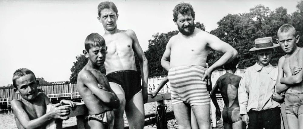 Mitten im prallen Leben, 1901. Heinrich Zilles Badehose spannte leicht im Freibad Kochsee, wo er zwischen seinen Söhnen und anderen Gästen stand. Für den Badeausflug brauchte seine Familie nicht weit zu laufen: Das längst zugeschüttete Freibad lag an der Sophie-Charlotten-Straße, ungefähr zwischen Hausnummer 118 und 123.