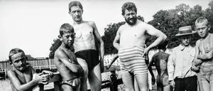 Mitten im prallen Leben, 1901. Heinrich Zilles Badehose spannte leicht im Freibad Kochsee, wo er zwischen seinen Söhnen und anderen Gästen stand. Für den Badeausflug brauchte seine Familie nicht weit zu laufen: Das längst zugeschüttete Freibad lag an der Sophie-Charlotten-Straße, ungefähr zwischen Hausnummer 118 und 123.
