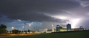 Ein Gewitter über dem Berliner Regierungsviertel.