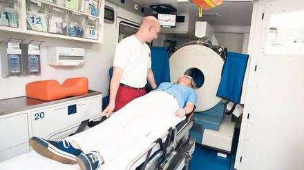 Einsicht. Entladungswellen gehen im Gehirn Ereignissen von Migräneanfällen bis hin zum Hirntod voraus. Sie lassen sich bislang nur im Tomographen (Bild) oder mit Hilfe implantierter Elektroden beobachten. 