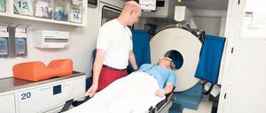 Einsicht. Entladungswellen gehen im Gehirn Ereignissen von Migräneanfällen bis hin zum Hirntod voraus. Sie lassen sich bislang nur im Tomographen (Bild) oder mit Hilfe implantierter Elektroden beobachten.