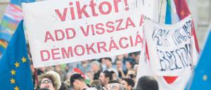 „Demokratie zurück“, forderten die Demonstranten im Sommer 2018 vor dem Parlament in Budapest.