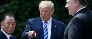 Schon ungewöhnlich: Der nordkoreanische Gesandte Kim Yong Chol mit US-Präsident Donald Trump und Außenminister Mike Pompeo im Garten des Weißen Hauses.
