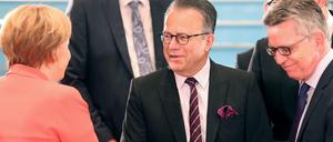 Drei, die etwas wissen sollten, könnten, müssten? Bundeskanzlerin Angela Merkel (CDU), der damalige Leiter des Bundesamtes für Migration und Flüchtlinge, Frank-Jürgen Weise (M.) und der damalige Bundesinnenminister Thomas de Maiziere (CDU) auf einem Foto aus dem Jahr 2016. 