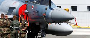 Auch die Einsatzbereitschaft von Flugzeugstaffeln, im Bild ein französischer Mirage 2000-5 Kampfflieger, soll ausgebaut werden.