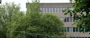 Die Europa und Deutschlandfahne hängt vor dem Gebäude der Außenstelle des Bundesamt für Migration und Flüchtlinge (BAMF). 