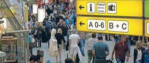 Es knirscht an allen Ecken und Enden auf den übervollen Berliner Flughäfen. Im Terminal D, wo Eurowings abfertigt, soll deshalb im August eine weitere Kontrollstelle eingerichtet werden. Dadurch erhöht sich die Kapazität um ein Fünftel. 