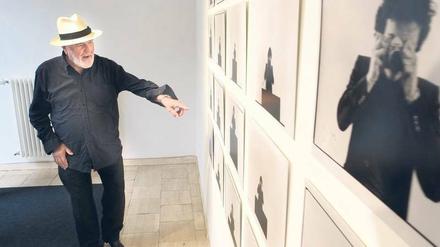 Machtverhältnisse im Blick. Pistoletto, 85, vor der Fotoarbeit „La conferenza“ in seiner Berliner Ausstellung. 