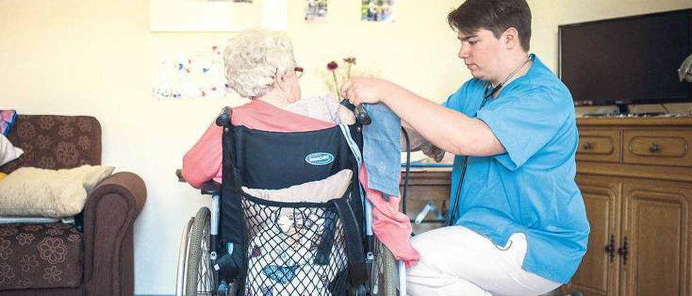 Um die 50 000 Stellen sind Schätzungen zufolge derzeit allein in der Pflege nicht besetzt. Mit einem Sofortprogramm will die Bundesregierung 8000 neue Fachkraftstellen schaffen. Es ist jedoch nicht erkennbar, woher und wer die Stellen besetzen kann.
