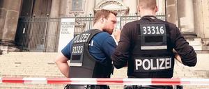 Polizeibeamte vor dem Berliner Dom