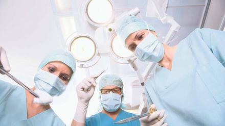 Von den bestbezahlten Professuren sind in der Medizin nur 14 Prozent mit Frauen besetzt – und das, obwohl unter den Studienanfängern noch 67 Prozent Frauen sind. Gerade die Chirurgie gilt als Fach mit einer großen Machokultur. 