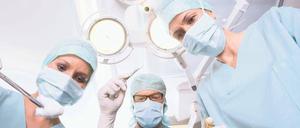 Von den bestbezahlten Professuren sind in der Medizin nur 14 Prozent mit Frauen besetzt – und das, obwohl unter den Studienanfängern noch 67 Prozent Frauen sind. Gerade die Chirurgie gilt als Fach mit einer großen Machokultur.