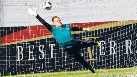 Gut, besser, Manuel Neuer. Am Torhüter des FC Bayern kommt Marc-André ter Stegen (im Bild) nicht vorbei, obwohl er kaum weniger schön fliegt. 