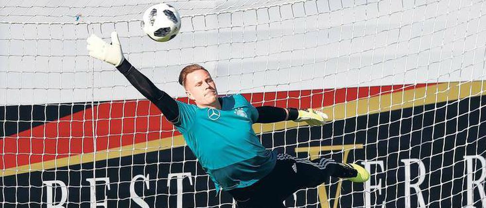 Gut, besser, Manuel Neuer. Am Torhüter des FC Bayern kommt Marc-André ter Stegen (im Bild) nicht vorbei, obwohl er kaum weniger schön fliegt. 