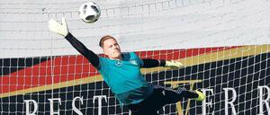 Gut, besser, Manuel Neuer. Am Torhüter des FC Bayern kommt Marc-André ter Stegen (im Bild) nicht vorbei, obwohl er kaum weniger schön fliegt. 