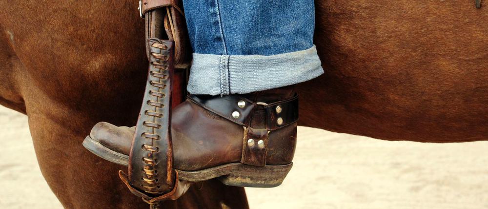 Fest im Sattel: Ariane Bemmer testet das Cowboyreiten in Brandenburg.