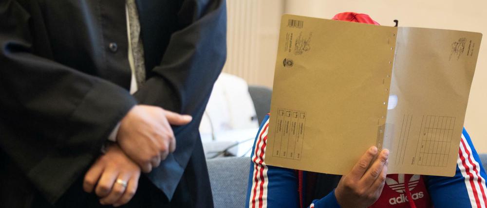 Einer der Angeklagten im Gerichtssaal des Landgerichts