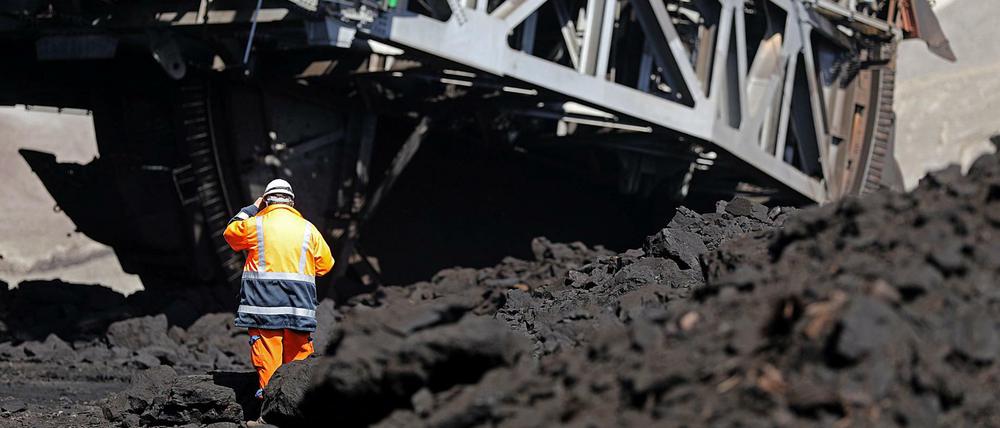 Immer geht's um die Kohle - ein RWE-Mitarbeiter im Tagebau Garzweiler.
