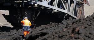 Immer geht's um die Kohle - ein RWE-Mitarbeiter im Tagebau Garzweiler.