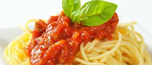 Ein guter Gastgeber würde Essensreste niemals ausführlich am Tisch thematisieren.