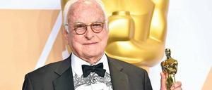 James Ivory bei der Oscar-Verleihung im März. Auf seinem Hemd trägt er eine Zeichnung von Timothée Chalamet.