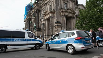 Polizisten waren da - doch statt Taser hatten sie Schusswaffen und Pfefferspray.