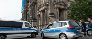 Polizisten waren da - doch statt Taser hatten sie Schusswaffen und Pfefferspray.