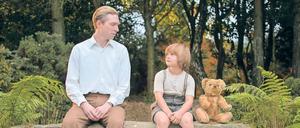 Schriftsteller A. A. Milne (Domhnall Gleeson), sein Sohn Christopher Robin (Will Tilston) und der Stoffteddy, aus dem Pu wurde. 