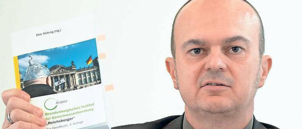 Verfassungsschutzchef Nürnberger stellte das Handbuch über Reichsbürger vor.