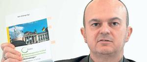 Verfassungsschutzchef Nürnberger stellte das Handbuch über Reichsbürger vor. 