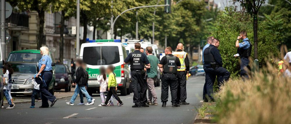 Polizisten führen Kinder einer Berliner Grundschule über die Straße.