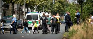 Polizisten führen Kinder einer Berliner Grundschule über die Straße.