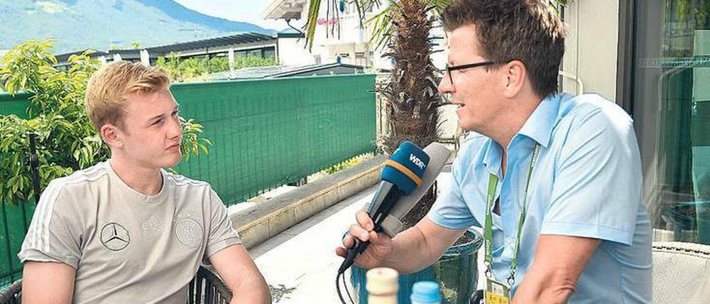 300 Journalisten wollen nur das eine: Einzelgespräche, auch mit Fußball-Nationalspieler Julian Brandt, wie hier beim Medientag des DFB in Südtirol.