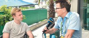 300 Journalisten wollen nur das eine: Einzelgespräche, auch mit Fußball-Nationalspieler Julian Brandt, wie hier beim Medientag des DFB in Südtirol.
