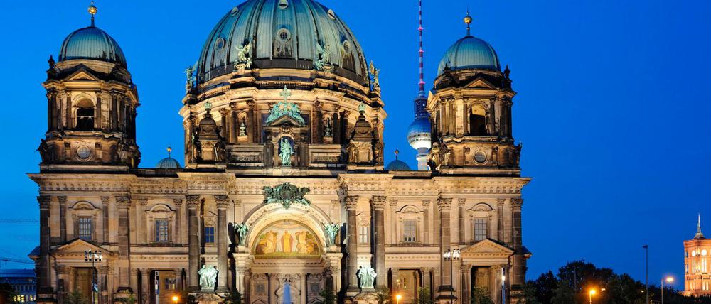 Der beleuchtete Berliner Dom in Mitte.