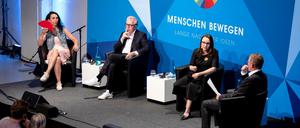 Paneldiskussion "Wie national sind wir?" mit Shermin Langhoff, Intendantin des Maxim-Gorki-Theaters, David Chipperfield, Architekt, Michelle Müntefering, Staatsministerin im Auswärtigen Amt (v.l. n.r. ) moderiert von Stephan-Andreas Casdorff, Chefredakteur des Tagesspiegels im Umspannwerk - Lange Nacht der Ideen in Berlin am 1. Juni.