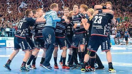 Heißer Tanz. Flensburgs Handballer im kollektiven Jubelrausch. 