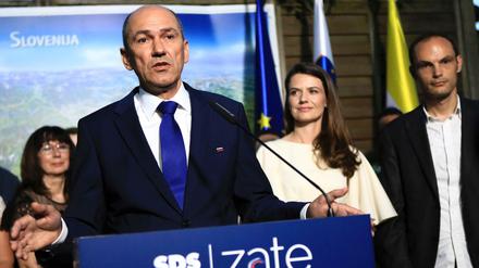 Janez Jansa, ehemaliger Ministerpräsident und rechtskonservative Oppositionsführer, spricht im Hauptquartier seiner Partei über die Wahl.