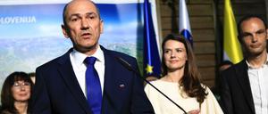 Janez Jansa, ehemaliger Ministerpräsident und rechtskonservative Oppositionsführer, spricht im Hauptquartier seiner Partei über die Wahl.