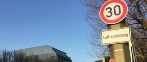 Tempo-30-Schilder wie in der Leipziger Straße gibt es nun auch auf der Potsdamer Straße. Ab Montag gilt dort das Tempolimit.
