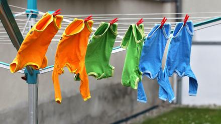 Babystrampler auf einer Wäscheleine (Symbolbild)