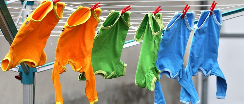 Babystrampler auf einer Wäscheleine (Symbolbild)