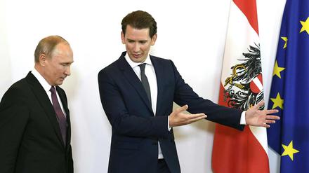 Österreichs Bundeskanzler Sebastian Kurz (r) sucht den Dialog mit Wladimir Putin.